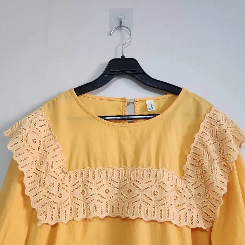 [BUNJANG] Romastory Yellow Lace Blouse / 로마스토리 옐로우 레이스 장식 블라우스