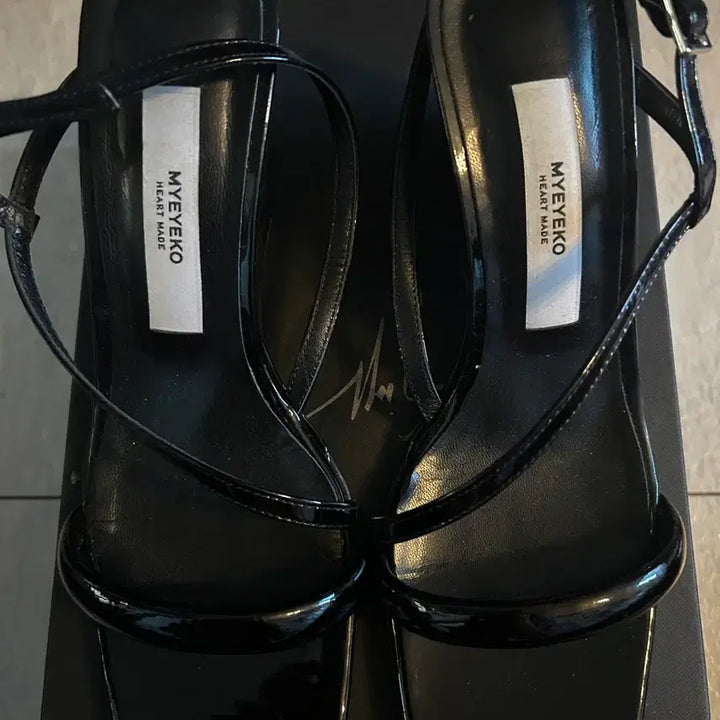 [BUNJANG] MYEYEKO Black Strap Sandals (240/37) / MYEYEKO 마이아이코 블랙 스트랩 샌들 240(37)