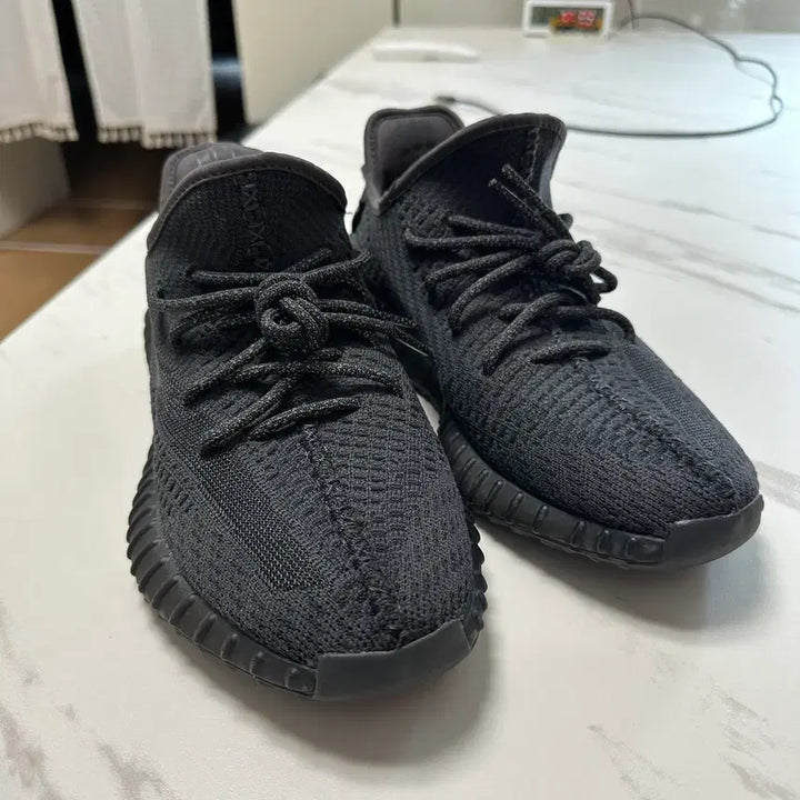 [BUNJANG] Adidas Yeezy Boost 350 V2 Black Onyx Shoes / 아디다스 이지부스트 350 V2 블랙 오닉스 265mm