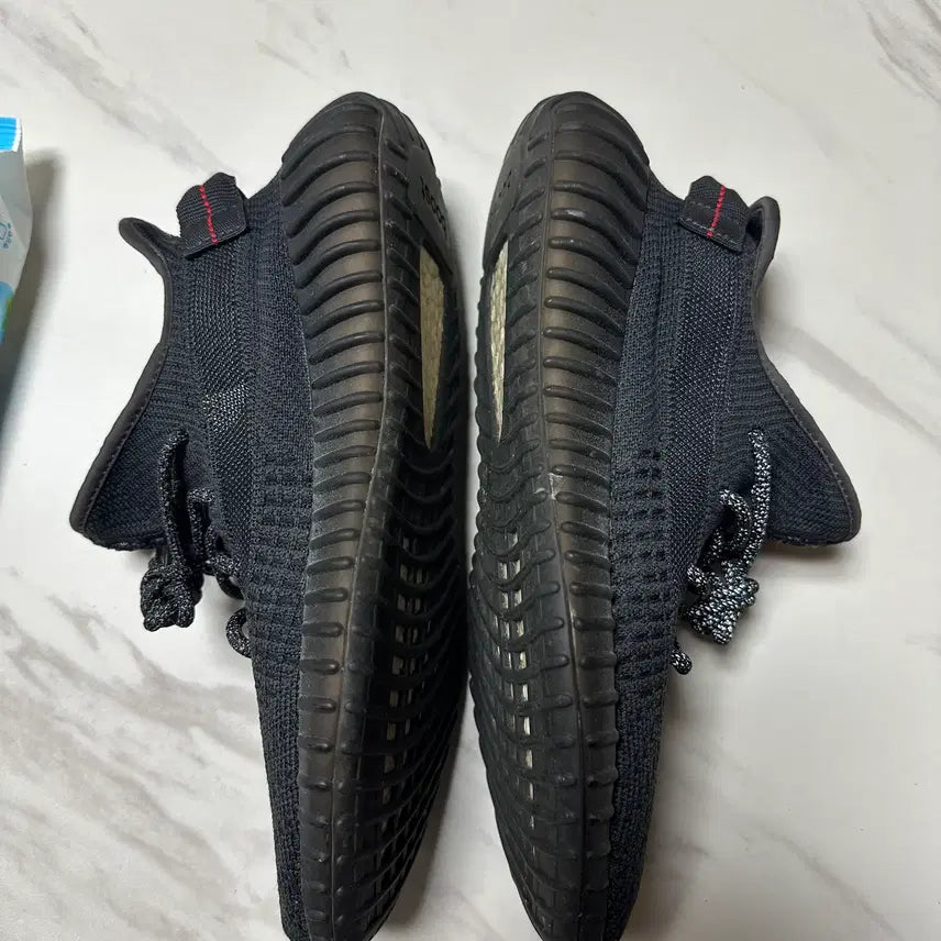 [BUNJANG] Adidas Yeezy Boost 350 V2 Black Onyx Shoes / 아디다스 이지부스트 350 V2 블랙 오닉스 265mm