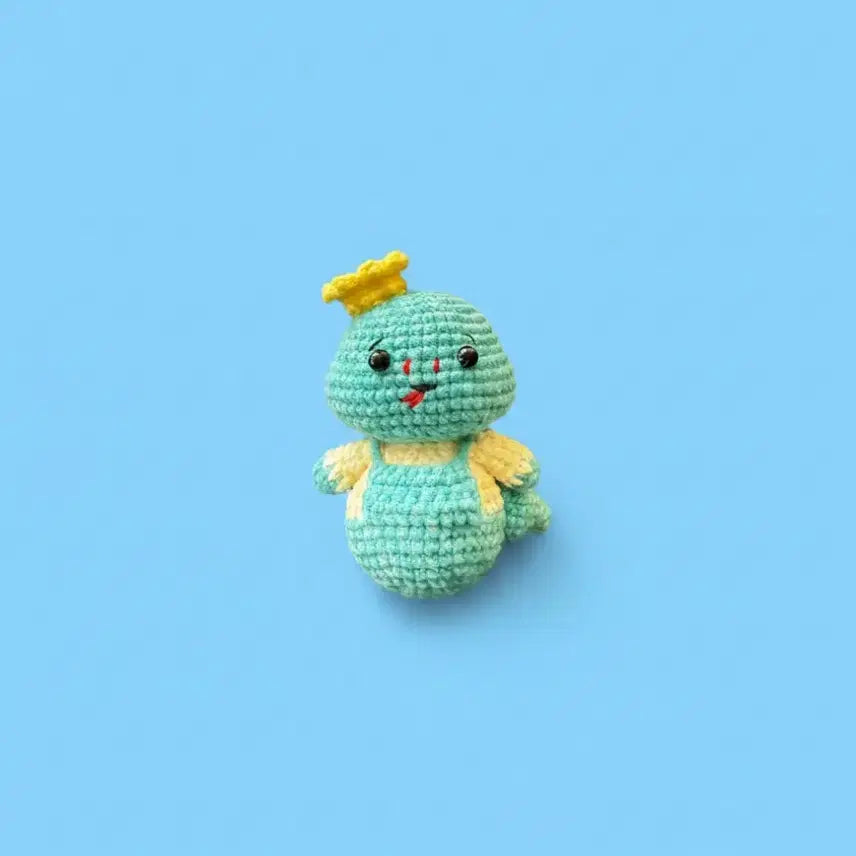 [BUNJANG] Crown Wearing Baby Snake Keychain - Mint Overalls Handmade Crochet Doll / [띠별/행운] 왕관 쓴 꼬마 뱀 - 민트 멜빵바지 핸드메이드 코바늘 인형