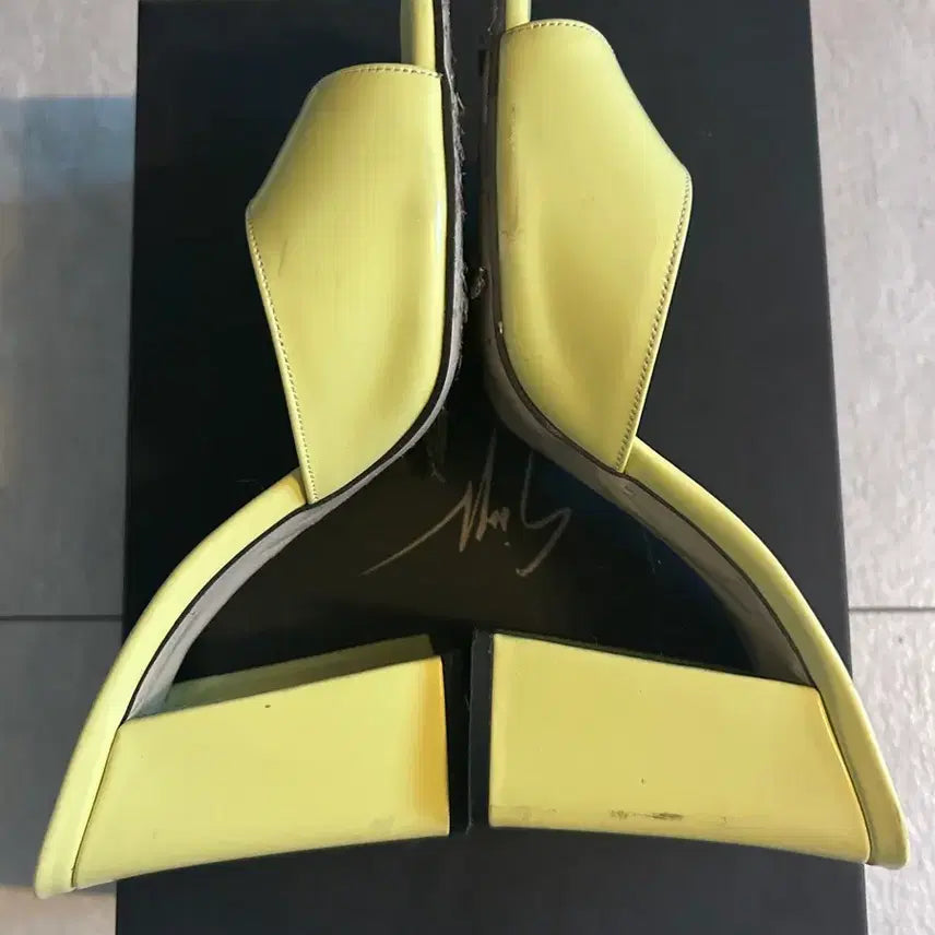 [BUNJANG] Six &amp; Half Yellow Mules 240 / 식스앤어하프 옐로우 뮬 240