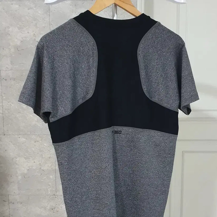 [BUNJANG] Descente Functional Round Neck Short Sleeve T-Shirt / 데상트 기능성 라운드 반팔티 95