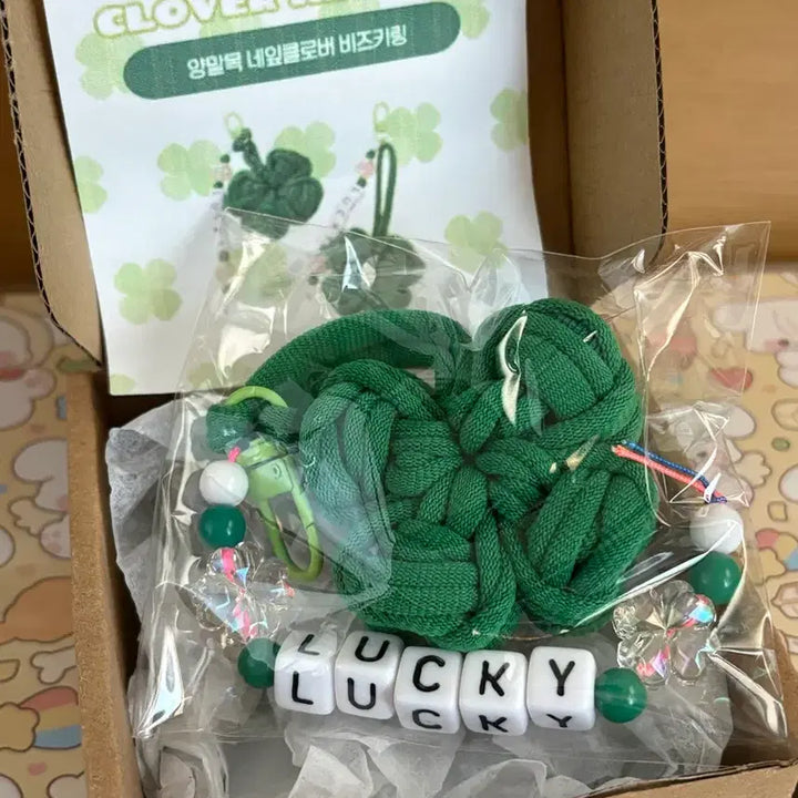 [BUNJANG] Four-Leaf Clover Lucky Charm Beaded Keychain / 네잎클로버 행운 럭키 비즈 키링