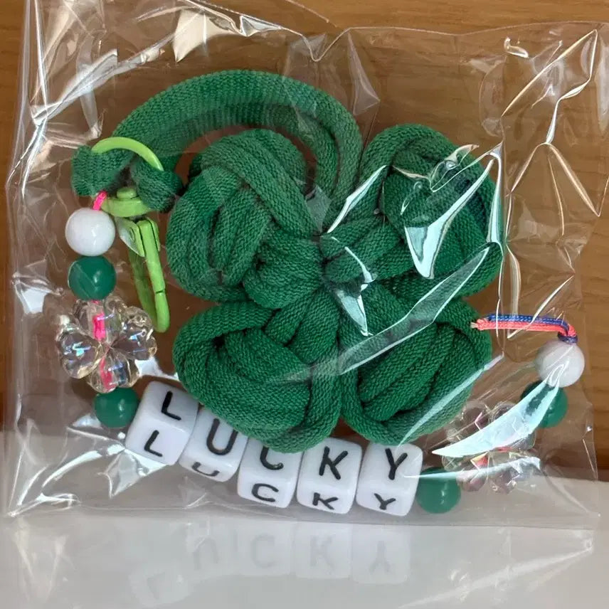 [BUNJANG] Four-Leaf Clover Lucky Charm Beaded Keychain / 네잎클로버 행운 럭키 비즈 키링