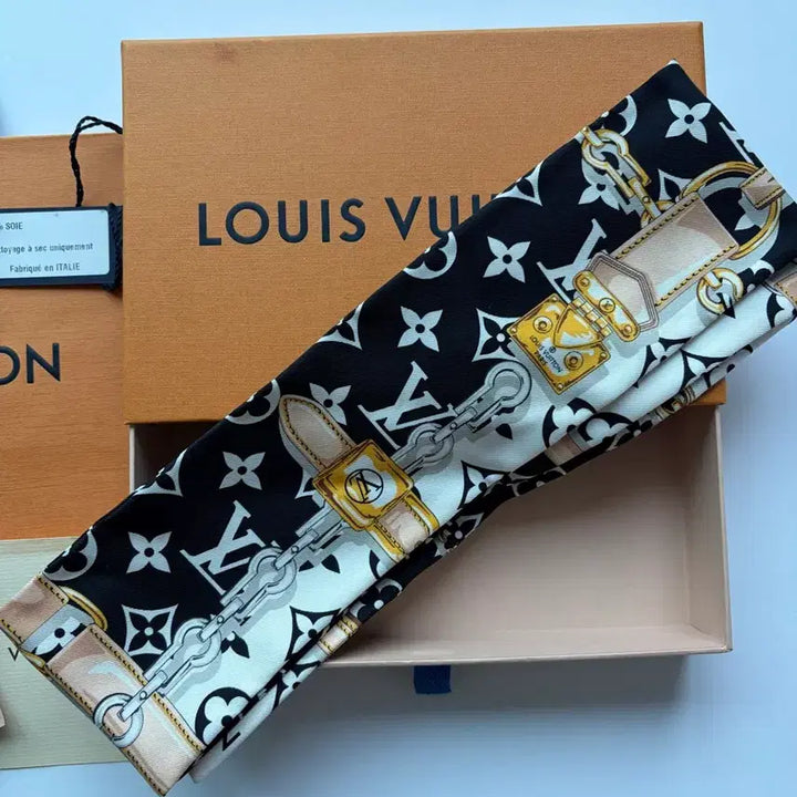 [BUNJANG] Louis Vuitton Monogram Confidential Bandana Scarf / (새상품)루이비통 모노그램 컨피덴셜 방도 스카프 판매