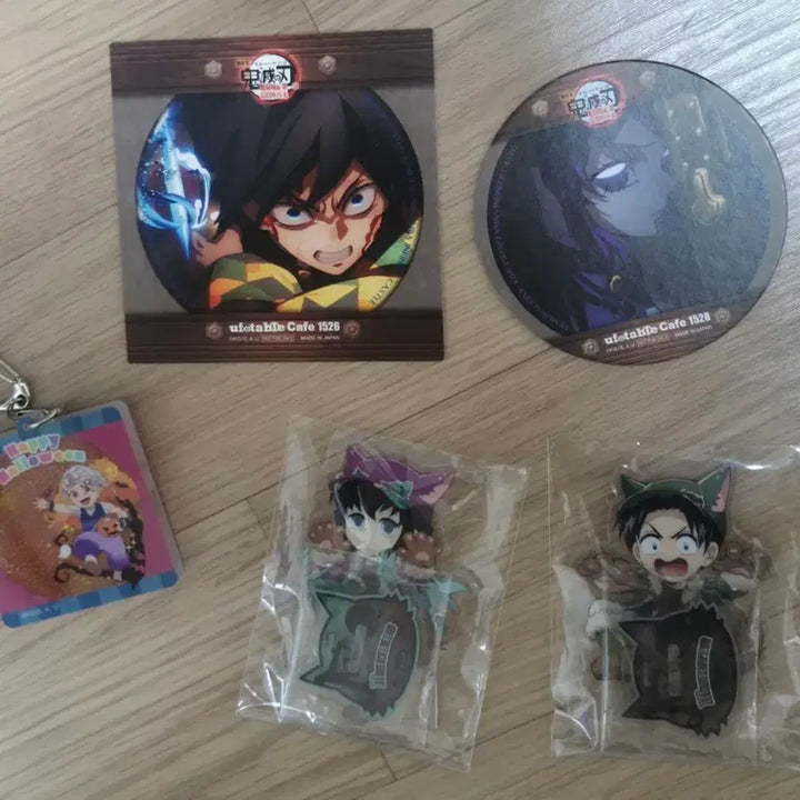 [BUNJANG] Demon Slayer: Kimetsu no Yaiba Postcards, Keyring, and Acrylic Stands / 귀멸의칼날 굿즈 팝니다!!
