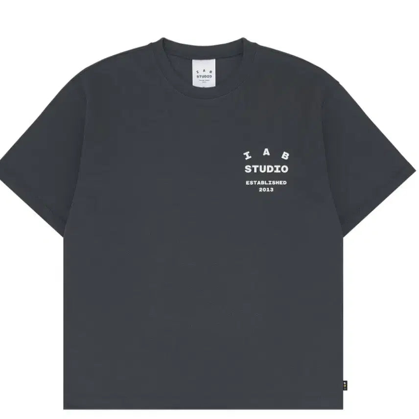 [BUNJANG] IAB Studio 26 Logo T-Shirt Charcoal White XL / XL) 아이앱 스튜디오 26 아이앱 티셔츠 차콜 화이트 미개봉 새제품.