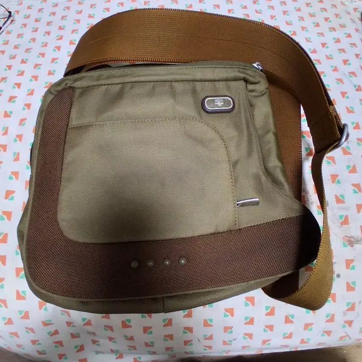 [BUNJANG] Tumi Khaki Crossbody Bag / TUMI-카키색 크로스백ㅡ30~30센티,택포