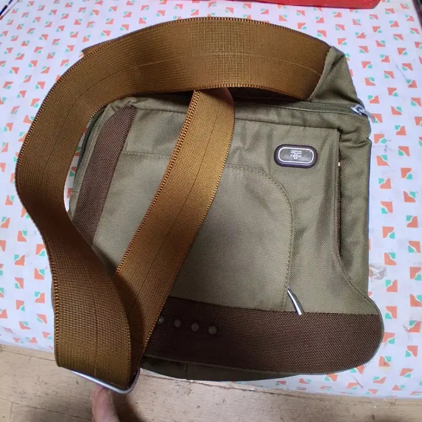 [BUNJANG] Tumi Khaki Crossbody Bag / TUMI-카키색 크로스백ㅡ30~30센티,택포