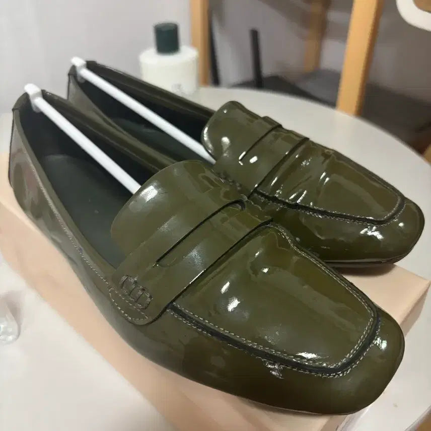[BUNJANG] REQINS Enamel Loafer (Khaki) Women&