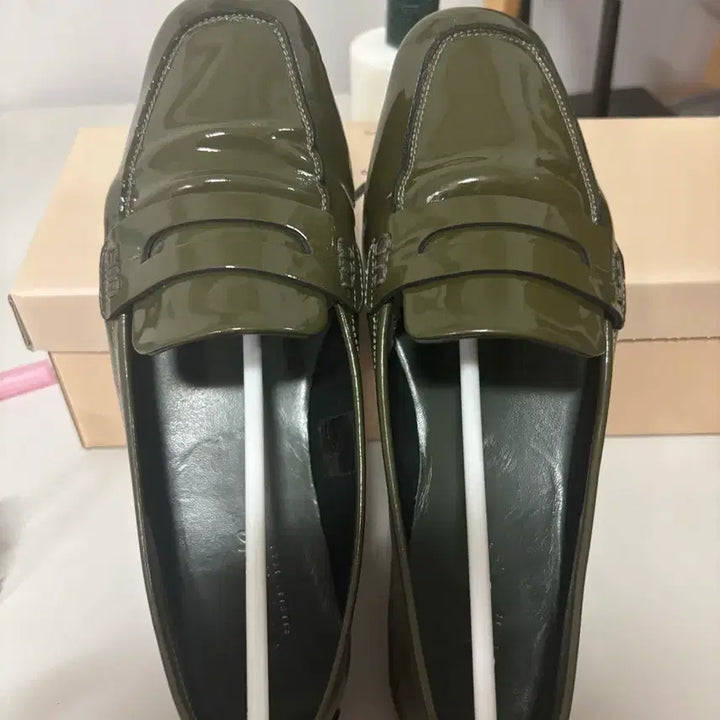 [BUNJANG] REQINS Enamel Loafer (Khaki) Women&