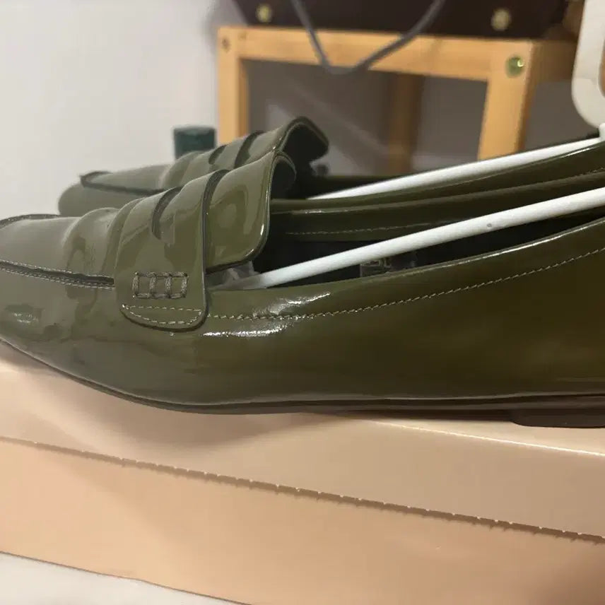 [BUNJANG] REQINS Enamel Loafer (Khaki) Women&