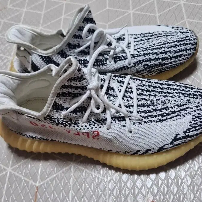 [BUNJANG] Adidas Yeezy Boost 350 V2 Zebra Size 275 / 아디다스 이지부스트 350 V2 제브라 275사이즈