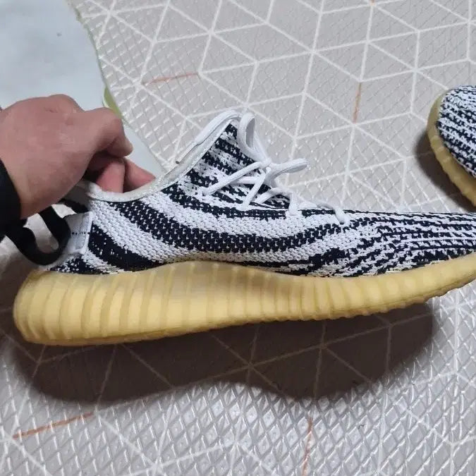[BUNJANG] Adidas Yeezy Boost 350 V2 Zebra Size 275 / 아디다스 이지부스트 350 V2 제브라 275사이즈
