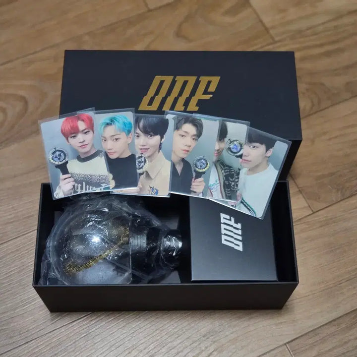 [BUNJANG] ONF Warf Bong Official Lightstick + 6 POB Photocards Bundle Set / 온앤오프 응원봉 워프봉 +미공포 포카 6종