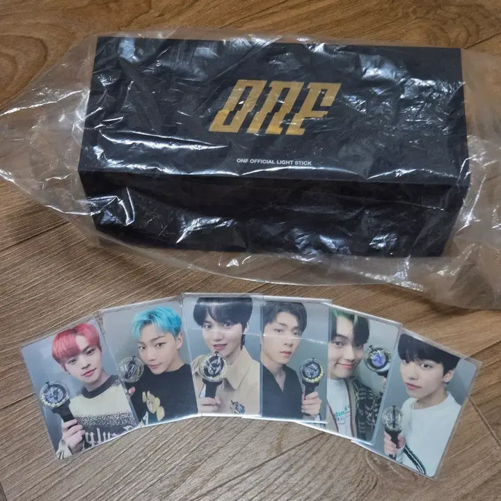 [BUNJANG] ONF Warf Bong Official Lightstick + 6 POB Photocards Bundle Set / 온앤오프 응원봉 워프봉 +미공포 포카 6종