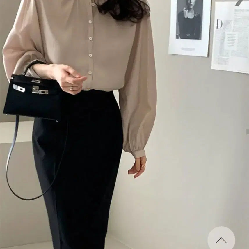 [SOLD OUT] 데일리룩 실키 라운드 블라 새틴베이지 색상 판매(s사이즈)