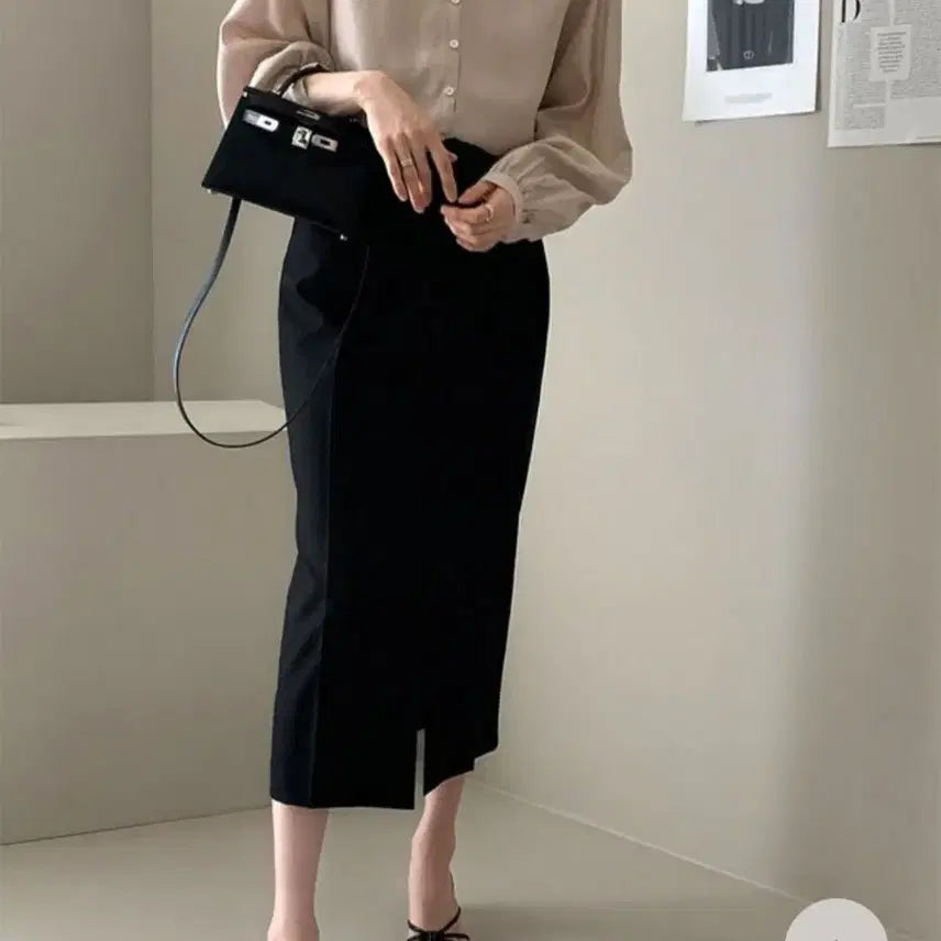 [SOLD OUT] 데일리룩 실키 라운드 블라 새틴베이지 색상 판매(s사이즈)
