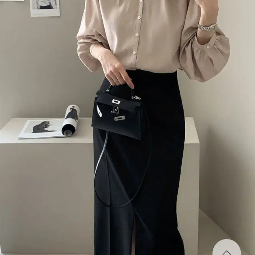 [SOLD OUT] 데일리룩 실키 라운드 블라 새틴베이지 색상 판매(s사이즈)