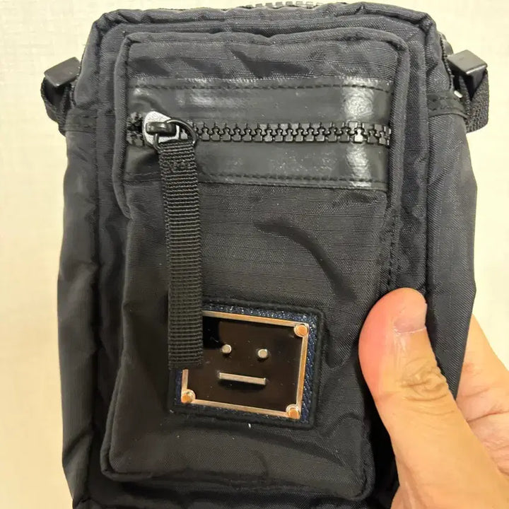 [BUNJANG] Acne Studios Metal Emoji Crossbody Bag / 아크네스튜디오 메탈이모지 크로스백
