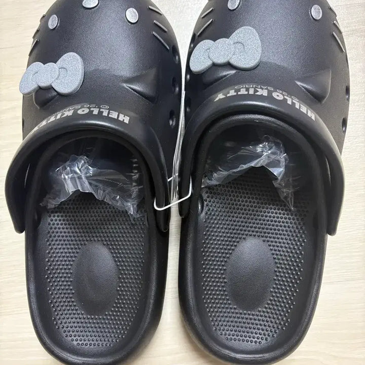 [BUNJANG] Sanrio Hello Kitty Black Clog Sandals Slippers 260 / 산리오 헬로키티 블랙 클로그 크록스 샌들 슬리퍼 260 새상품