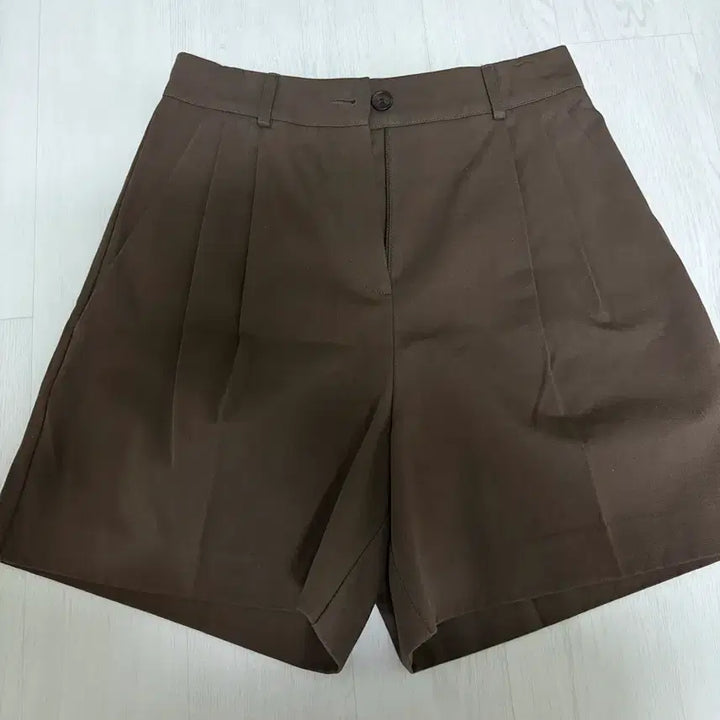 [BUNJANG] Ganaesra Cotton Two-Tuck Bermuda Pants (Deep Brown, S) / 가내스라 코튼 투핀턱 버뮤다 팬츠 (딥브라운 s)