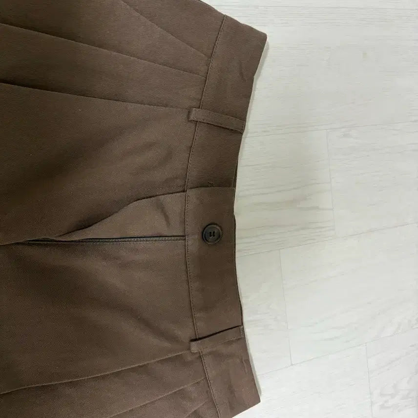 [BUNJANG] Ganaesra Cotton Two-Tuck Bermuda Pants (Deep Brown, S) / 가내스라 코튼 투핀턱 버뮤다 팬츠 (딥브라운 s)