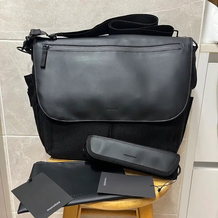 [BUNJANG] Monopole CFO Alpha Messenger Bag + Pouch + Shoulder Pad Set / (땡처리)모노폴드 CFO 알파메신저백+파우치+어깨패드 세트