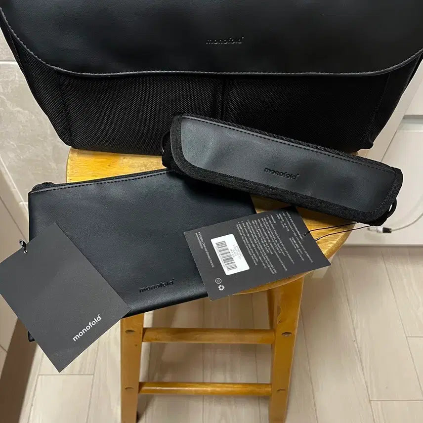 [BUNJANG] Monopole CFO Alpha Messenger Bag + Pouch + Shoulder Pad Set / (땡처리)모노폴드 CFO 알파메신저백+파우치+어깨패드 세트