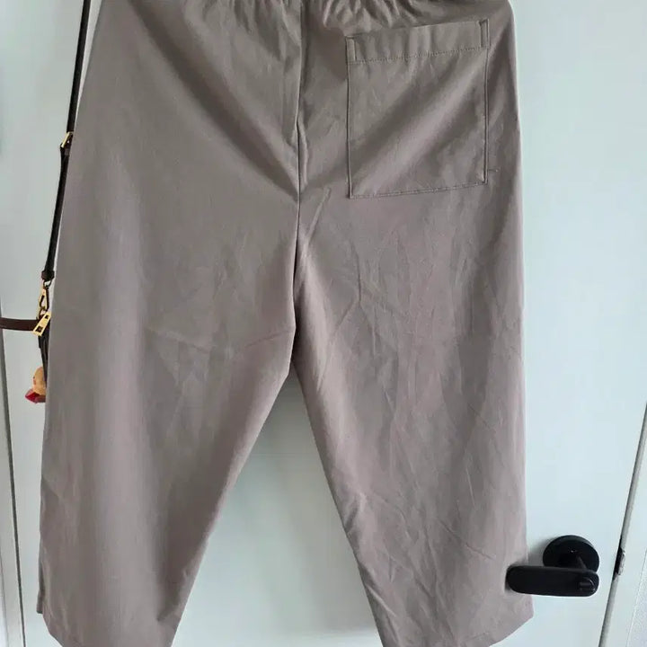 [BUNJANG] Beige Cropped Banded Slacks / 베이지색 밴딩 9부바지