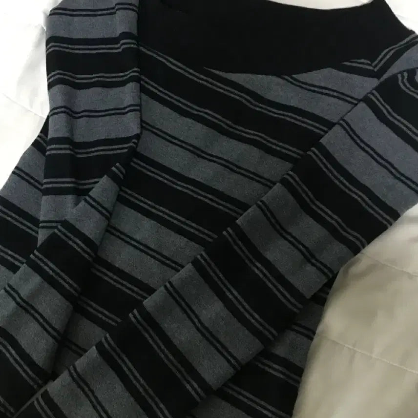 [BUNJANG] Miloumun One Shoulder Striped T-Shirt Charcoal Gray / 밀로우먼 원숄더 스트라이트 티셔츠 차콜그레이