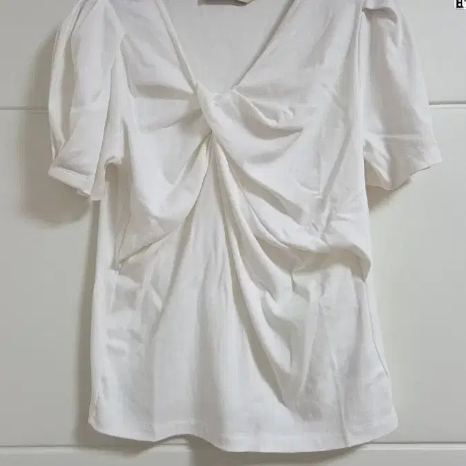 [BUNJANG] DEBEVO Twist Shirring Short Sleeve T-shirt / 드헤베 트위스트 셔링 반팔 티셔츠