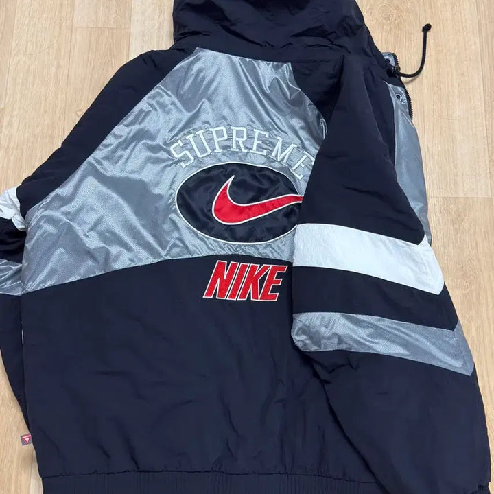 [BUNJANG] Supreme x Nike Hooded Sports Jacket Silver L / 슈프림나이키 후드 스포츠 자켓 실버 L
