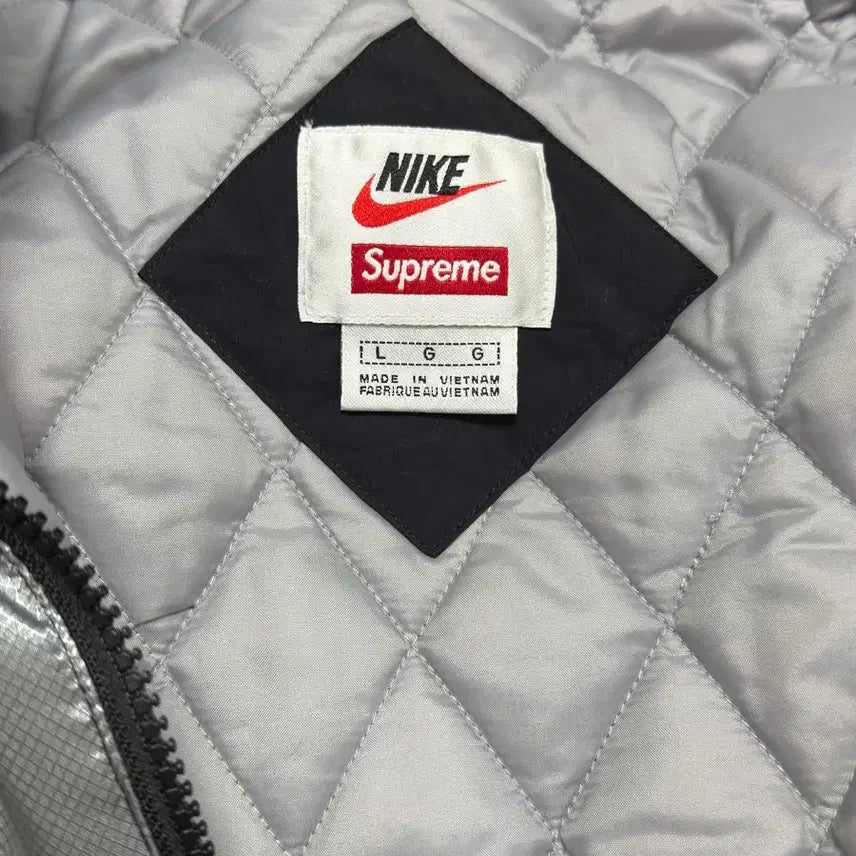[BUNJANG] Supreme x Nike Hooded Sports Jacket Silver L / 슈프림나이키 후드 스포츠 자켓 실버 L
