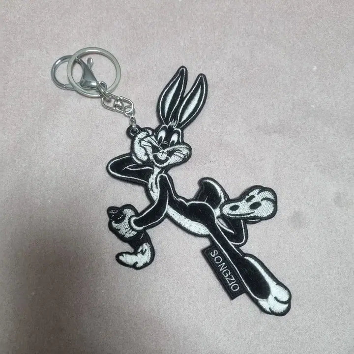 [BUNJANG] Songzio x Looney Tunes Bugs Bunny Keyring / 송지오 벅스바니 키링 자수 와펜