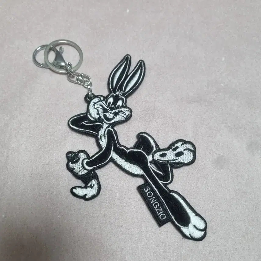 [BUNJANG] Songzio x Looney Tunes Bugs Bunny Keyring / 송지오 벅스바니 키링 자수 와펜