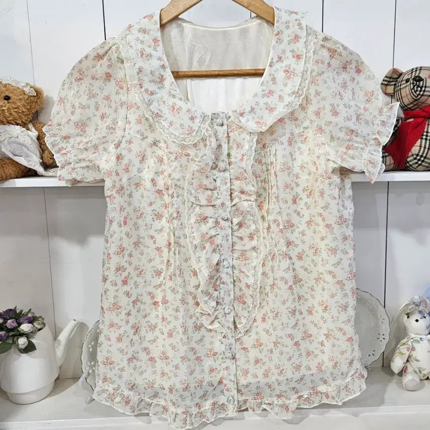 [BUNJANG] LODISPOTTO Flower Lace Collar Blouse / LODISPOTTO플라워 레이스 카라 블라우스