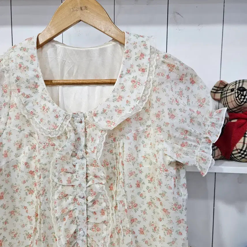 [BUNJANG] LODISPOTTO Flower Lace Collar Blouse / LODISPOTTO플라워 레이스 카라 블라우스