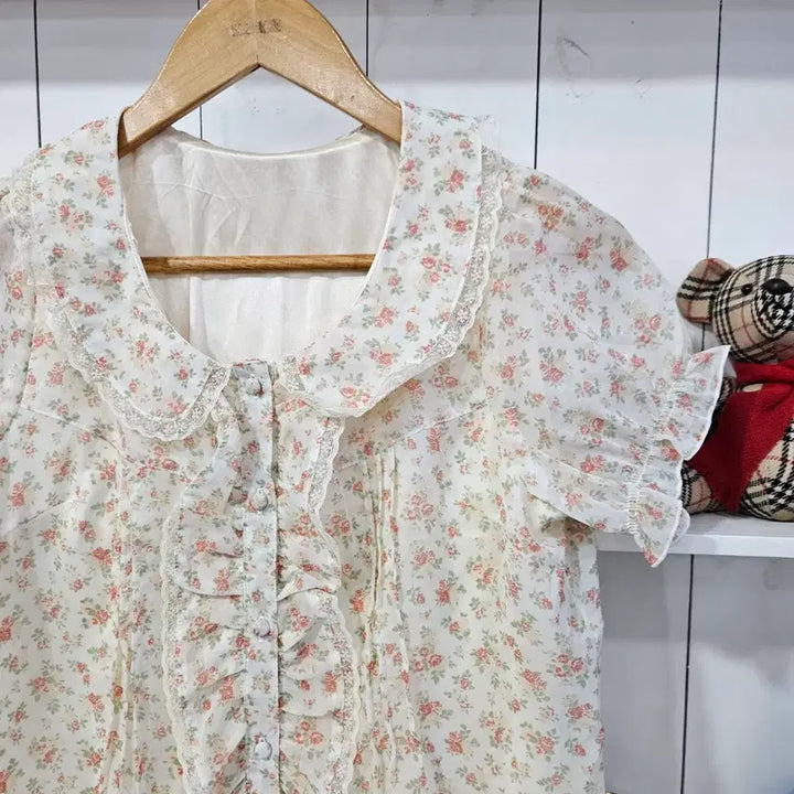 [BUNJANG] LODISPOTTO Flower Lace Collar Blouse / LODISPOTTO플라워 레이스 카라 블라우스