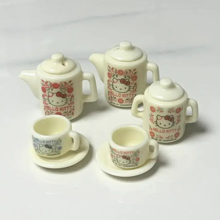 [BUNJANG] Sanrio Hello Kitty Miniature Ceramic Teapot &amp; Teacup Set (2001) / 고전 키티 미니어처 도자기 티포트 찻잔 세트