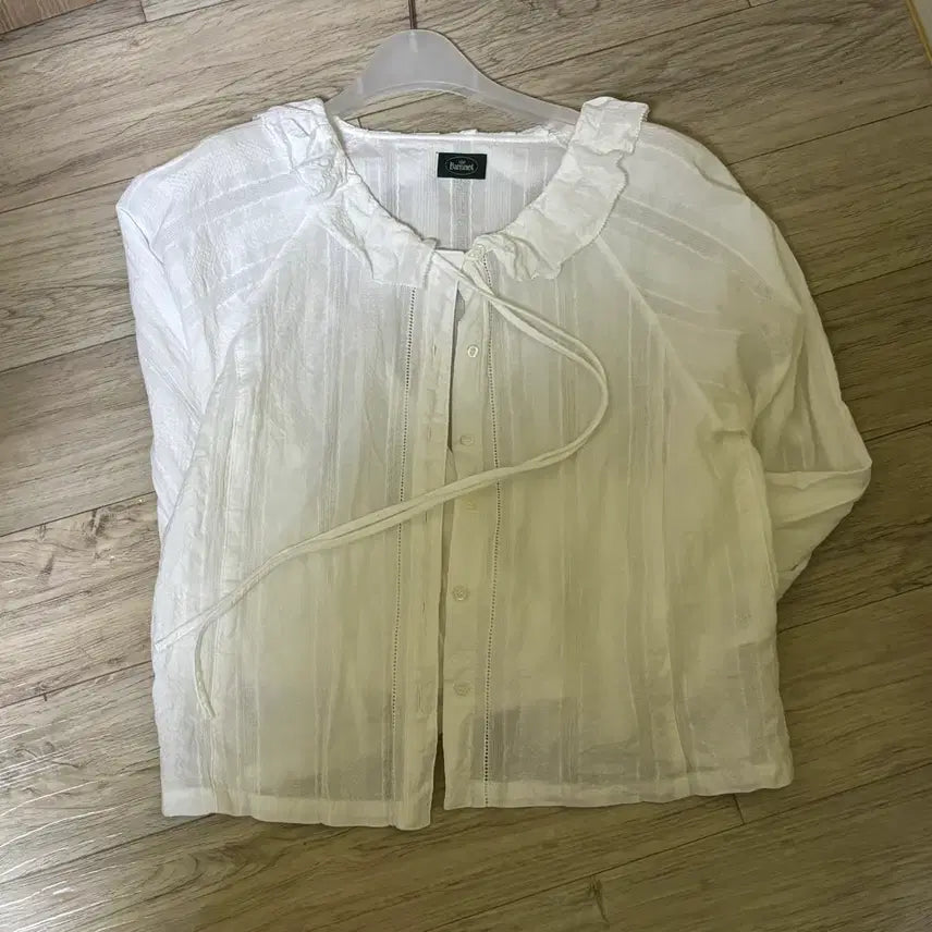 [BUNJANG] The Barnet Ruffle Collar Blouse / 더바넷 러플 카라 블라우스 Ruffle Collar Blouse