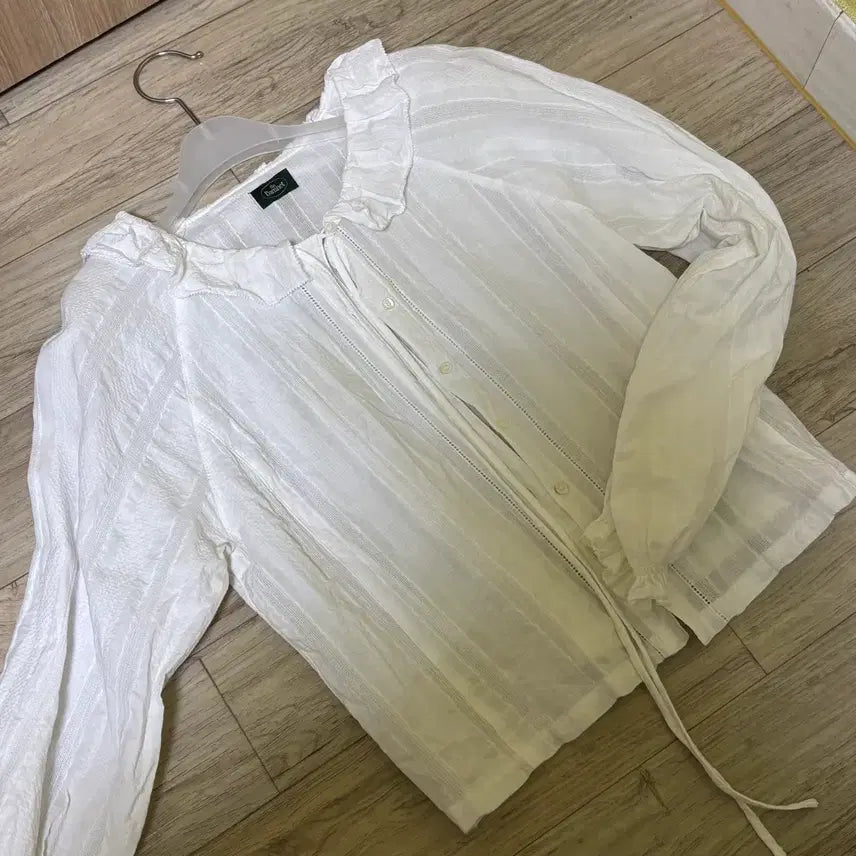 [BUNJANG] The Barnet Ruffle Collar Blouse / 더바넷 러플 카라 블라우스 Ruffle Collar Blouse