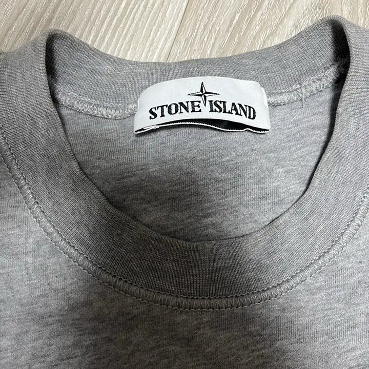 [SOLD OUT] 스톤아일랜드 맨투맨 그레이 무하자