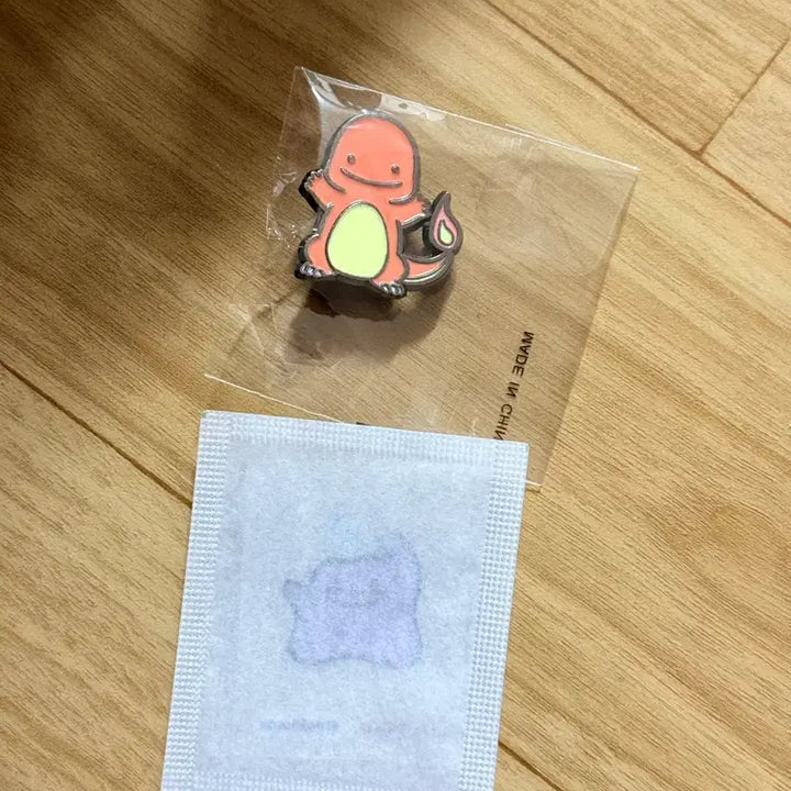 [BUNJANG] Pokemon Metal Charm &amp; Sticker Set - Ditto &amp; Charmander / 포켓몬스터 메탈참 + 띠부 씰 스티커 메타몽 파이리