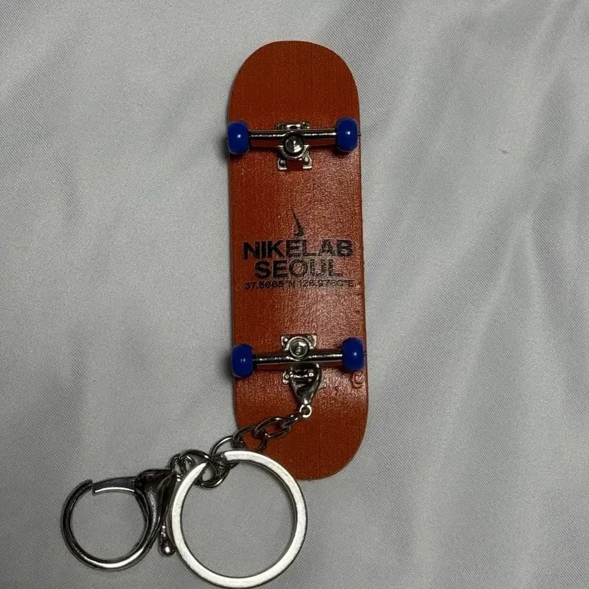 [BUNJANG] Nike Seoul Theater Fingerboard Keychain / 나이키 서울극장 핑거보드 키링