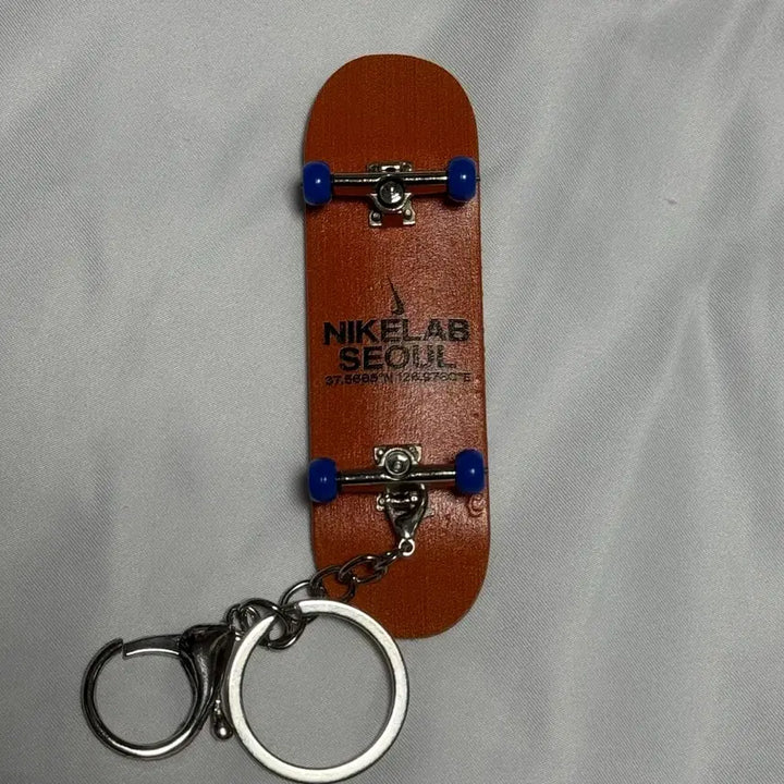 [BUNJANG] Nike Seoul Theater Fingerboard Keychain / 나이키 서울극장 핑거보드 키링