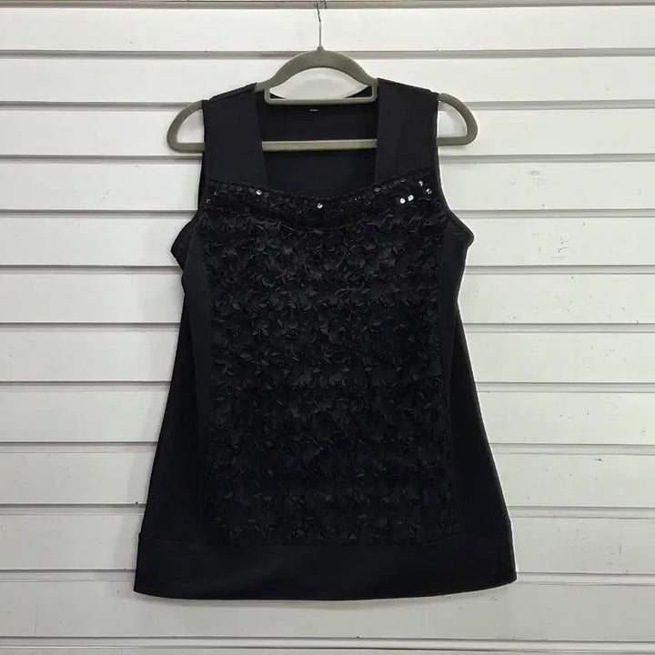 [BUNJANG] Black Sleeveless Blouse with 3D Embellishments for Layering / 블랙  입체장식  레이어드용 민소매 블라우스/보물찾기천사