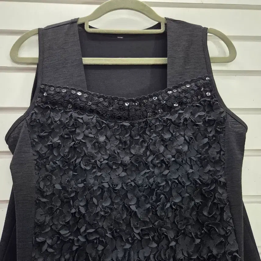 [BUNJANG] Black Sleeveless Blouse with 3D Embellishments for Layering / 블랙  입체장식  레이어드용 민소매 블라우스/보물찾기천사