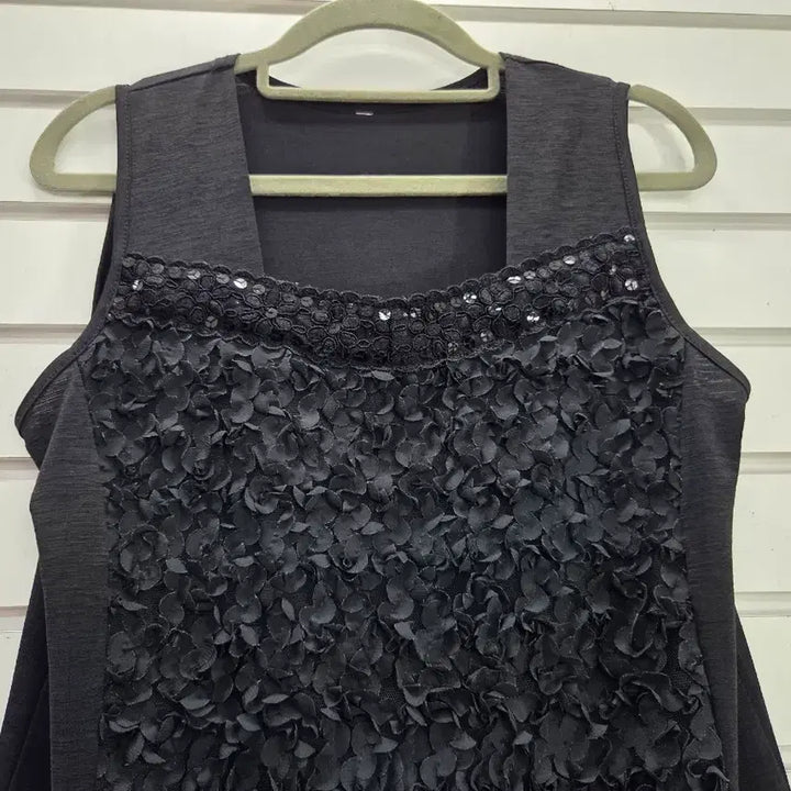 [BUNJANG] Black Sleeveless Blouse with 3D Embellishments for Layering / 블랙  입체장식  레이어드용 민소매 블라우스/보물찾기천사